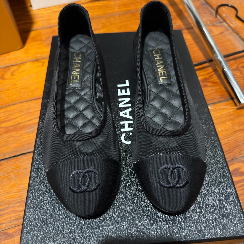 CHANEL 25P Black Mesh & Grosgrain Ballet Flat Size 37.5 NIB